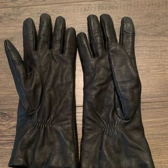 MICHAEL KORS Elegant Touch Tip Black Leather Gloves - Picture 2 of 8